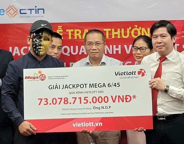 Khách hàng nhận giải Vietlott 73 tỷ đồng